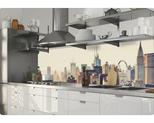 Scenă de bucătărie cu hotă de aragaz, rafturi și un panou de bucătărie cu motiv de orizont