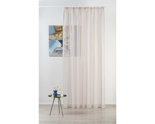 Perdea transparentă, deschisă la culoare, cu bandă de încrețire agățată în fața unei opere de artă