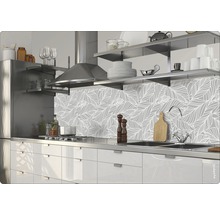 Protecție perete bucătărie cu model de frunze într-o bucătărie modernă.