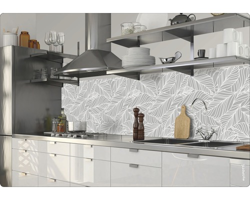 Protecție perete bucătărie cu model de frunze într-o bucătărie modernă.