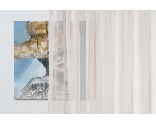 Șaluri decorative în fața unei picturi murale