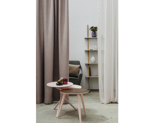 Cameră de zi cu perdele, măsuțe laterale, fotoliu și raft