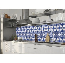 Bucătărie cu placare albastră și albă