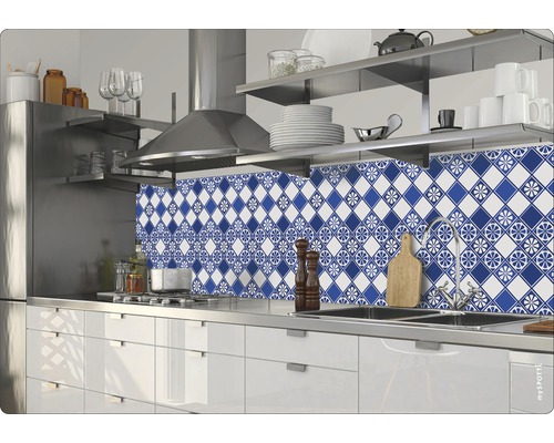 Bucătărie cu placare albastră și albă