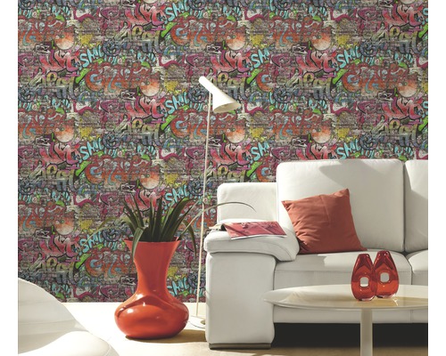 Cameră de zi cu tapet în stil graffiti