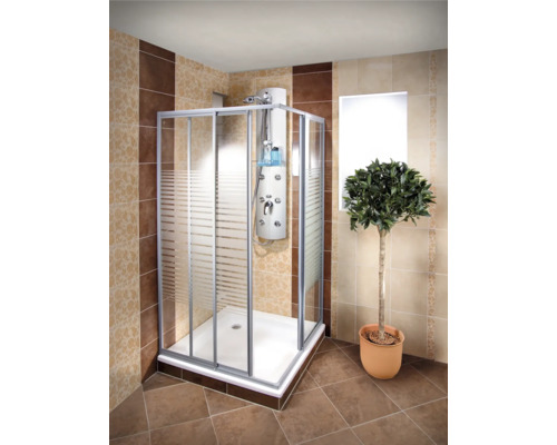 Cabină de duș pe colț cu panou de duș într-o baie cu faianță