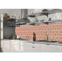 Protecție perete bucătărie cu model repetitiv într-o bucătărie modernă.