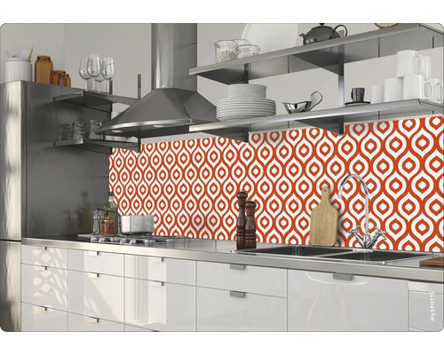 Protecție perete bucătărie cu model repetitiv într-o bucătărie modernă.