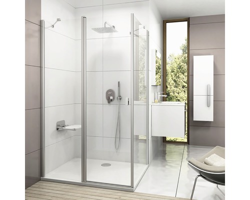 Baie modernă cu cabină de duș, chiuvetă și fereastră