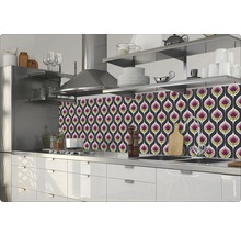 Scenă de bucătărie cu un perete posterior de bucătărie cu model floral, chiuvetă și plită