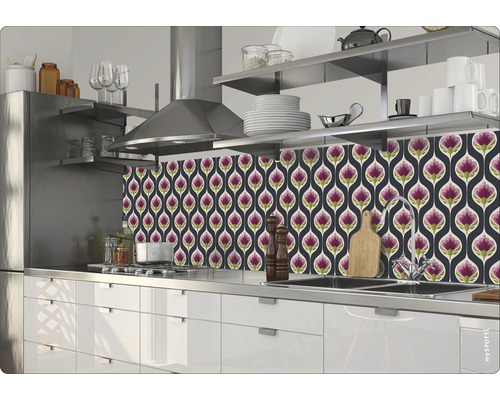 Scenă de bucătărie cu un perete posterior de bucătărie cu model floral, chiuvetă și plită