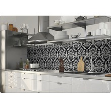 Bucătărie modernă cu model ornamental negru ca fundal de bucătărie