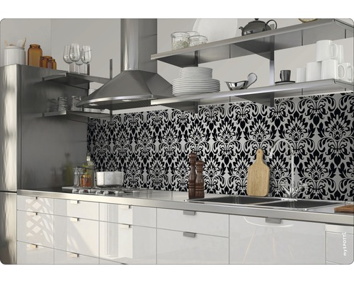 Bucătărie modernă cu model ornamental negru ca fundal de bucătărie