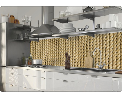 Panou de protecție perete bucătărie cu aspect de frânghie într-o bucătărie modernă.