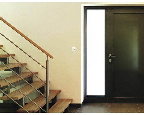 Scenă cu o scară din lemn cu balustradă metalică și o ușă de intrare cu panou lateral