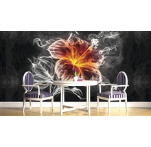 Design interior cu tapet floral, masă rotundă și două scaune