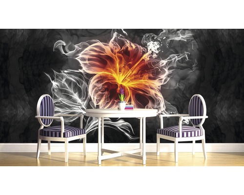 Design interior cu tapet floral, masă rotundă și două scaune