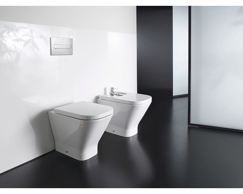 Baie modernă cu toaletă, bideu și panou de operare