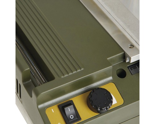 Imagine detaliată a unui ferăstrău vertical Proxxon cu comutator și regulator de viteză