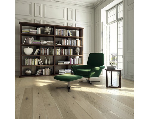 Living luminos cu bibliotecă, fotoliu, taburet și podea din lemn