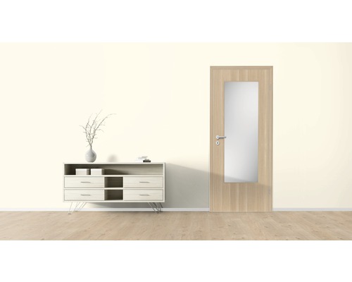 Interior luminos cu comodă și ușă de sticlă