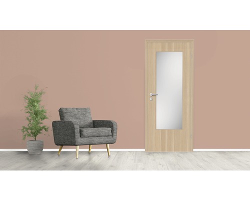 Perspectivă cameră cu ușă, fotoliu și plantă