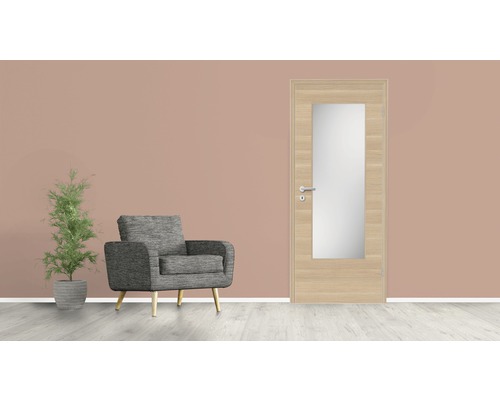 Cameră de zi cu ușă, fotoliu și plantă la ghiveci