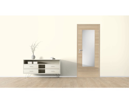 Cameră de zi cu comodă și ușă interioară cu inserție de sticlă