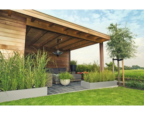 Zona de relaxare în grădină cu pavilion din lemn, plante în jardiniere și gazon