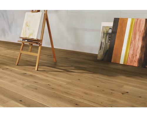 Pardoseală deschisă la culoare din lemn cu șevalet și picturi