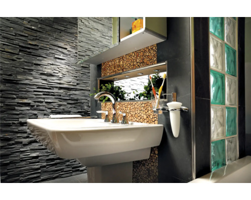 Baie cu lavoar, robinet, oglindă, placare pereți din piatră și cărămizi de sticlă