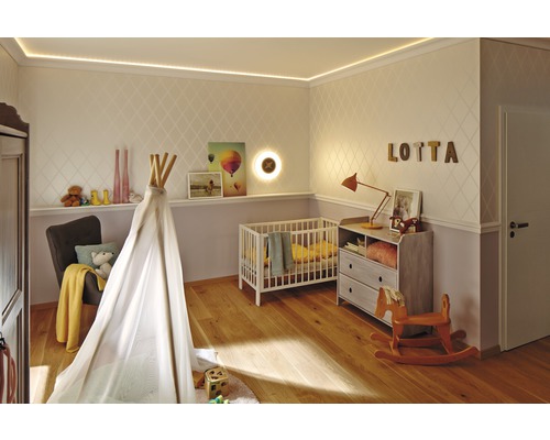 O cameră luminoasă pentru copii, cu cort de joacă, pătuț, comodă și jucării din lemn.