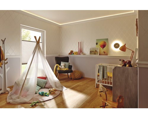Cameră luminoasă pentru copii cu cort de joacă, pătuț și jucării din lemn