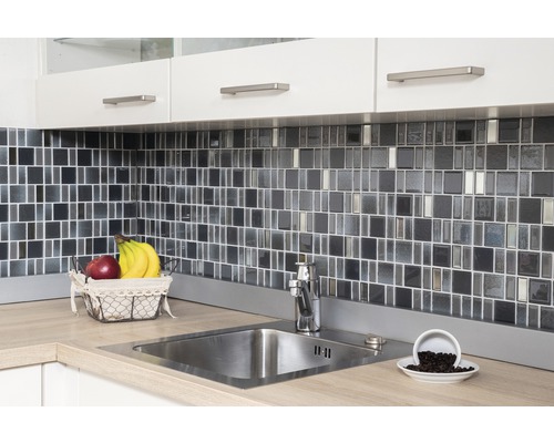 Chiuvetă de bucătărie cu perete cu plăci de mozaic