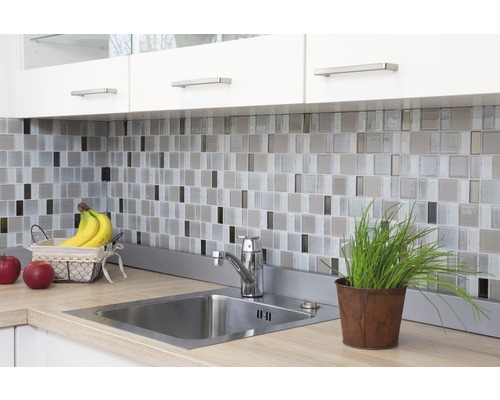 Chiuvetă de bucătărie cu robinet, gresie mozaic și elemente decorative