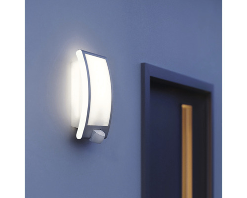 Lumină de perete exterioară luminoasă cu senzor de mișcare lângă o ușă