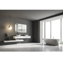 Baie cu cadă, lavoar, oglindă și fereastră mare pentru o atmosferă luminoasă