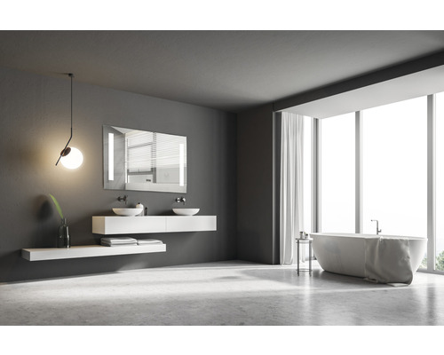 Baie cu cadă, lavoar, oglindă și fereastră mare pentru o atmosferă luminoasă