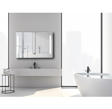 Baie cu dulap cu oglindă iluminată, chiuvetă și cadă