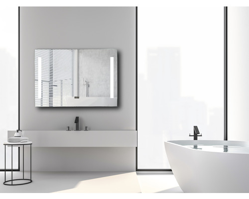 Baie cu dulap cu oglindă iluminată, chiuvetă și cadă