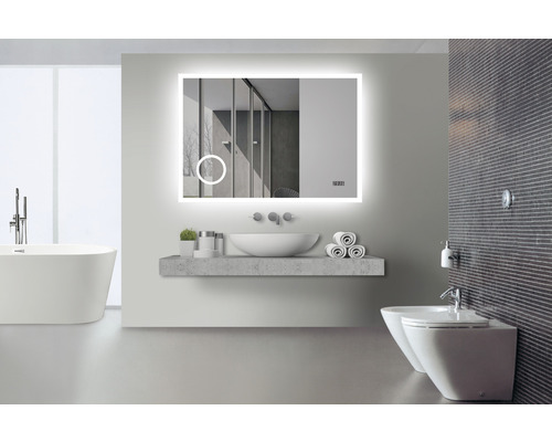 Baie modernă cu oglindă iluminată, chiuvetă, cadă și bideu