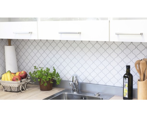 Scenă de bucătărie cu chiuvetă, robinet, faianță și ustensile de bucătărie