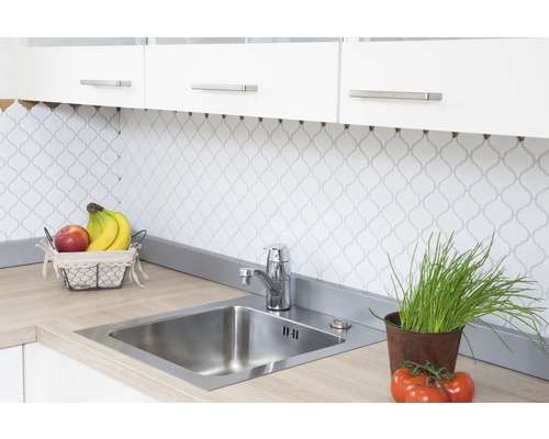 Scenă de bucătărie cu chiuvetă, robinet și perete posterior decorativ