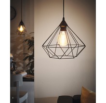 Lumină suspendată cu cadru geometric din sârmă și bec într-o sufragerie
