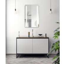 Baie modernă cu oglindă iluminată deasupra unui dulap