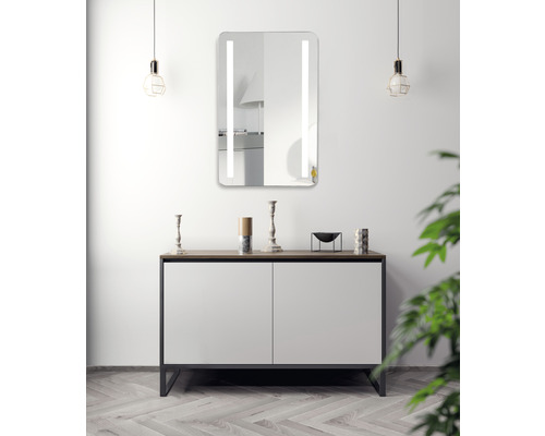 Baie modernă cu oglindă iluminată deasupra unui dulap