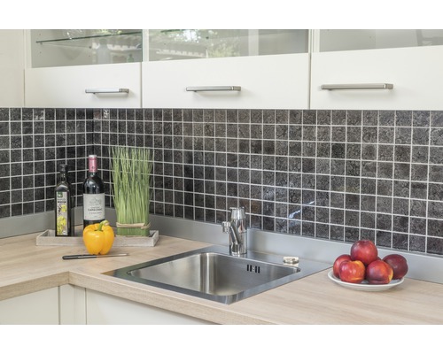 Scenă de bucătărie cu chiuvetă, robinet, plăci de mozaic și decorațiuni