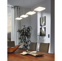 Lumină de sufragerie modernă cu patru lămpi LED pătrate deasupra unei mese de sufragerie.