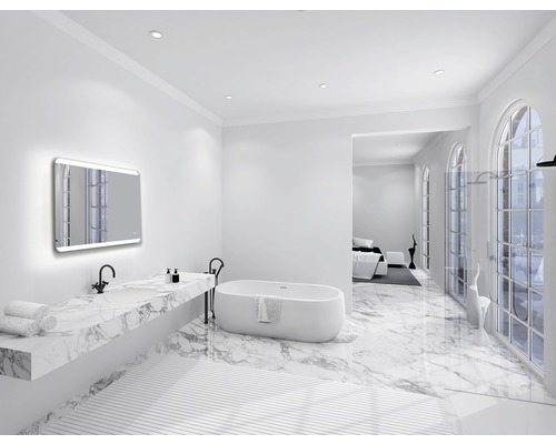 Baie luminoasă cu cadă, lavoar cu blat de marmură și oglindă iluminată