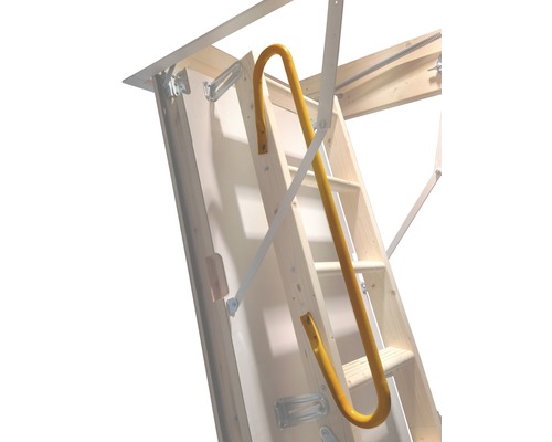 Balustradă pe o scară de mansardă din lemn